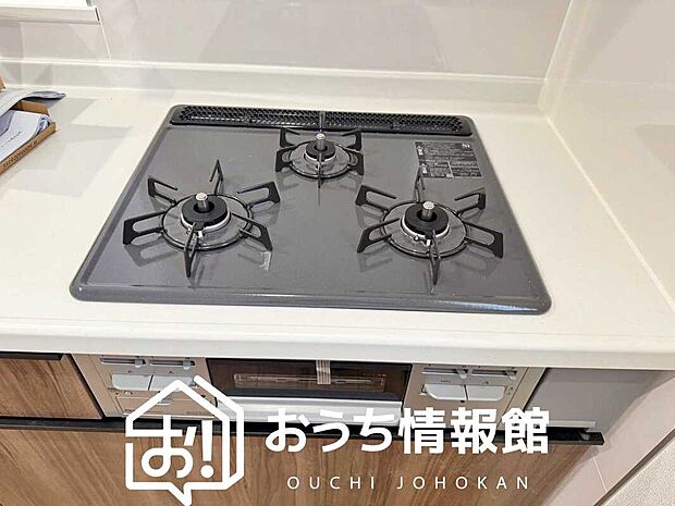 【ビルトインコンロ】フラットな構造で清掃性が高く、過熱防止センサー付３口タイプで日頃の家事も快適です。