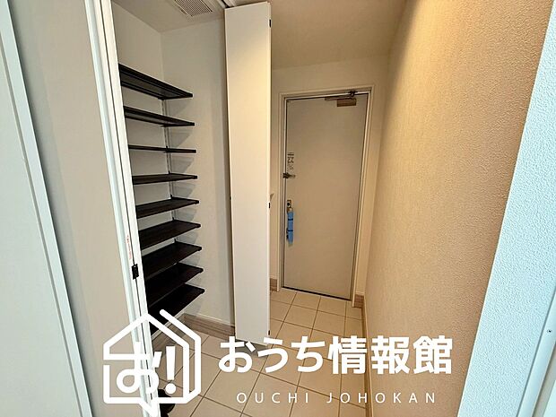 【現地写真（玄関）】玄関には、大型のシューズ収納を設置しています。