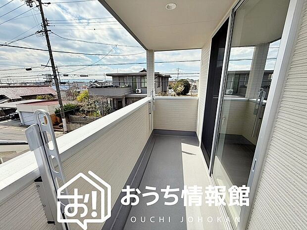 【バルコニー】奥行きが広く、洗濯物をゆったりと干せる十分な広さで、家族の洗濯も捗ります。