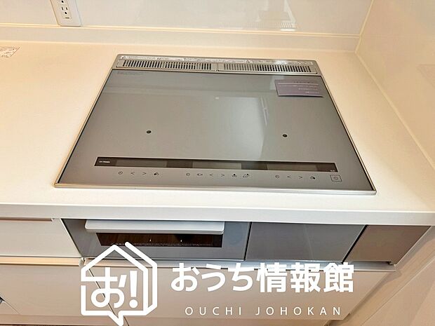 【ビルトインコンロ】フラットな構造で清掃性が高く、過熱防止センサー付３口タイプで日頃の家事も快適です。