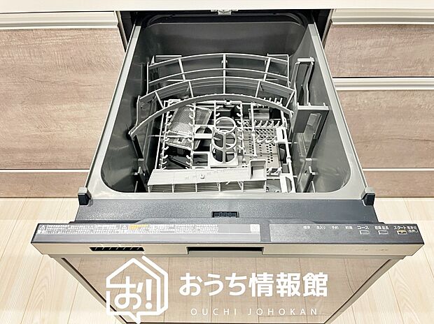 【食器洗い乾燥機】食後の時間にゆとりを与えてくれる食器洗い乾燥機。
操作ボタンも上面にあるので、腰をかがめずに操作ができラクラクです。