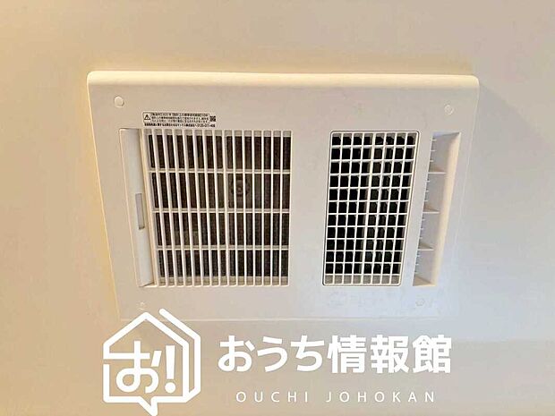 【浴室暖房換気乾燥機】寒い冬場はあたたかく、暑い夏場は扇風機のような心地よさです。
雨の日は、浴室が衣類乾燥スペースになります。
