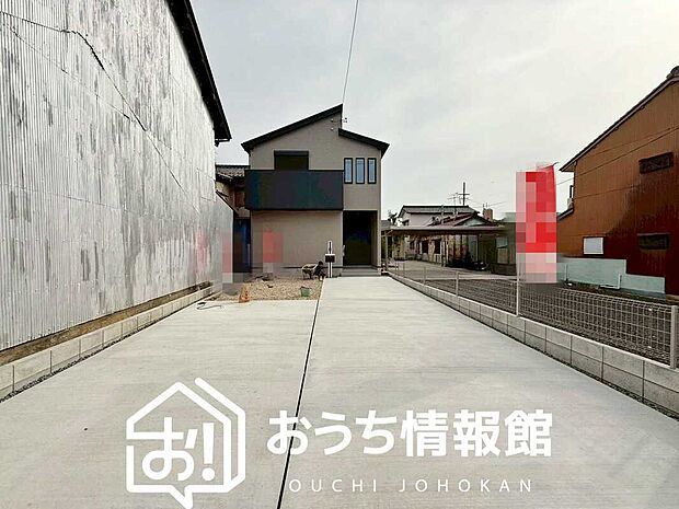 【現地写真（前道含む外観）】健康被害に配慮したもっとも安全性の高い建材を採用し、シックハウス対策をしております。