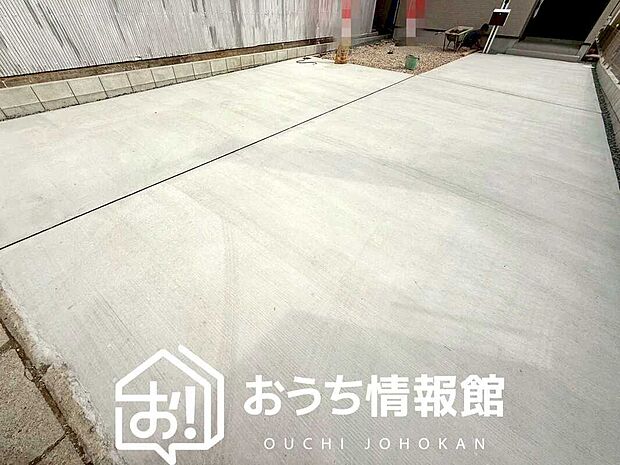 【現地写真（駐車場）】駐車スペースが広く、運転が苦手な方も安心です。