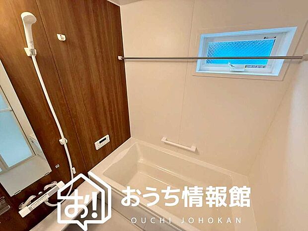 【現地写真（浴室）】浴室暖房乾燥機付き。１坪タイプで広々です。