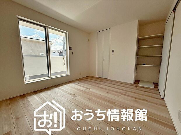 【現地写真(寝室)】木目の美しさを際立たせるシンプルデザインの建具を使用しています。