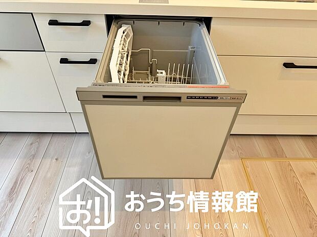 【食器洗い乾燥機】食後の時間にゆとりを与えてくれる食器洗い乾燥機。
操作ボタンも上面にあるので、腰をかがめずに操作ができラクラクです。