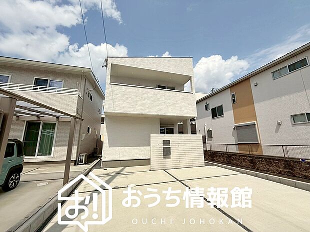 【現地写真(外観)】雨で汚れを落とし、耐久性・耐候性に優れた外壁を使用しています。