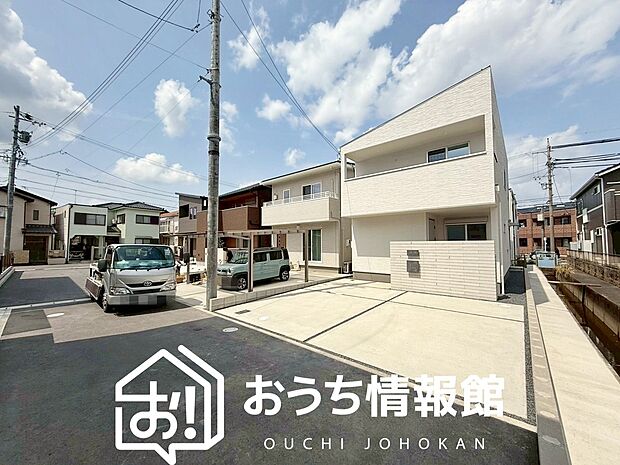 【現地写真(前道含む外観)】軽くて火災に強い屋根材を採用し、地震時の建物への負担や揺れを軽減しています。