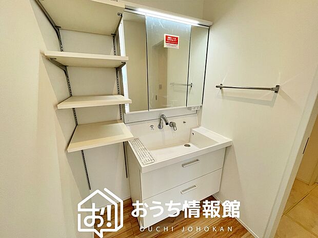 【洗面台・洗面所】鏡の両サイドは、必要なものを取出しやすく、大きな鏡面で朝の準備も快適。
使いやすいリフトアップ機能付きのシングルレバーシャワー水栓付です。