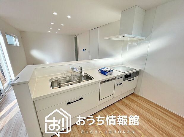 【現地写真（キッチン）】収納たっぷりのシステムキッチン、浄水器付水栓を標準装備しています。