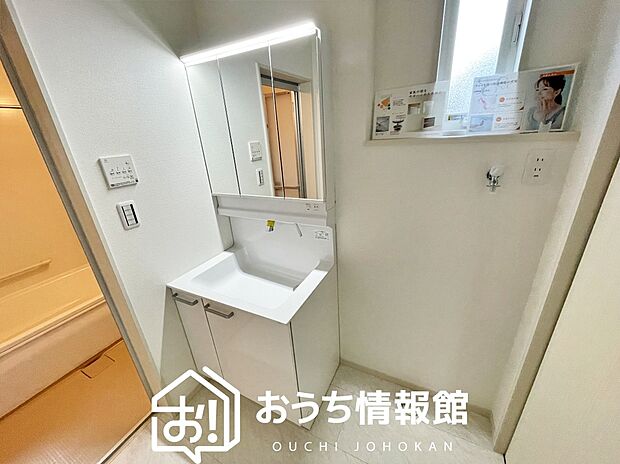 【洗面台・洗面所】鏡の両サイドは、必要なものを取出しやすく、大きな鏡面で朝の準備も快適。
使いやすいリフトアップ機能付きのシングルレバーシャワー水栓付です。