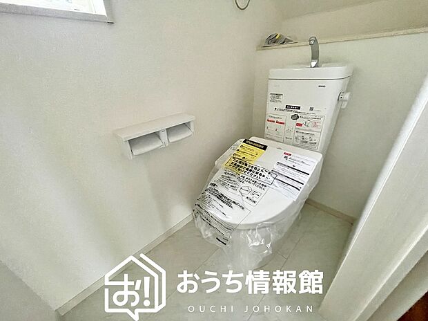 【トイレ】汚れてもサッとひと拭きでお手入れ簡単、エコ仕様の温水洗浄便座付きのトイレです。
バリアフリーにも配慮しています。