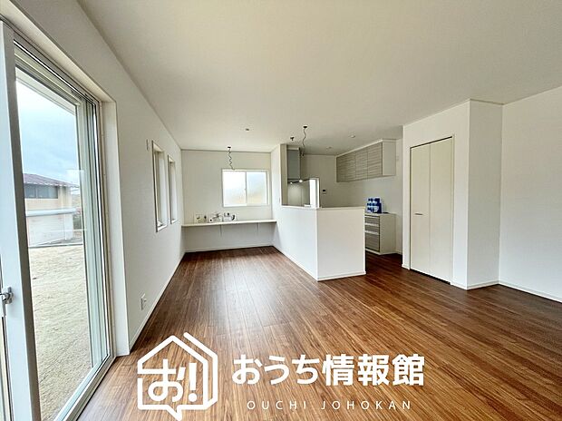 【現地写真（リビング）】フローリング材には、木目、色調など木材特有の風合いがあり、ナチュラルな美しさになっています。