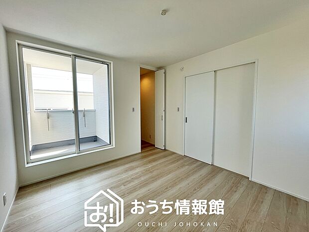 【現地写真(寝室)】木目の美しさを際立たせるシンプルデザインの建具を使用しています。