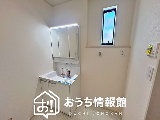 【洗面台・洗面所】鏡の両サイドは、必要なものを取出しやすく、大きな鏡面で朝の準備も快適。
使いやすいリフトアップ機能付きのシングルレバーシャワー水栓付です。