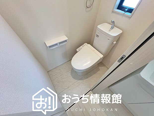 【トイレ】汚れてもサッとひと拭きでお手入れ簡単、エコ仕様の温水洗浄便座付きのトイレです。
バリアフリーにも配慮しています。