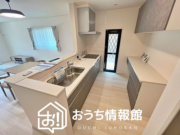 【現地写真(キッチン)】収納たっぷりのシステムキッチン、浄水器付水栓を標準装備しています。