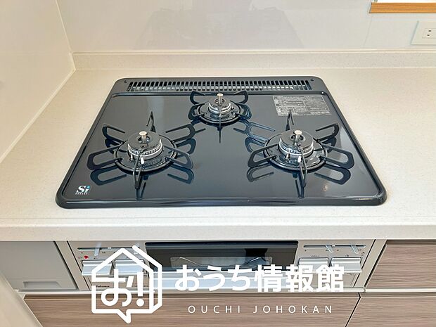 【ビルトインコンロ】フラットな構造で清掃性が高く、過熱防止センサー付３口タイプで日頃の家事も快適です。
