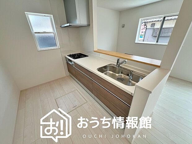 【現地写真（キッチン）】収納たっぷりのシステムキッチン、浄水器付水栓を標準装備しています。