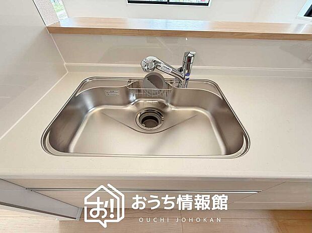 【浄水器内臓ハンドシャワー付シンク】広々とした凸型シンクに洗剤ポケットを標準装備。すっきり収納できます。
また、蛇口の先端に浄水器を内蔵しているため場所をとりません。
