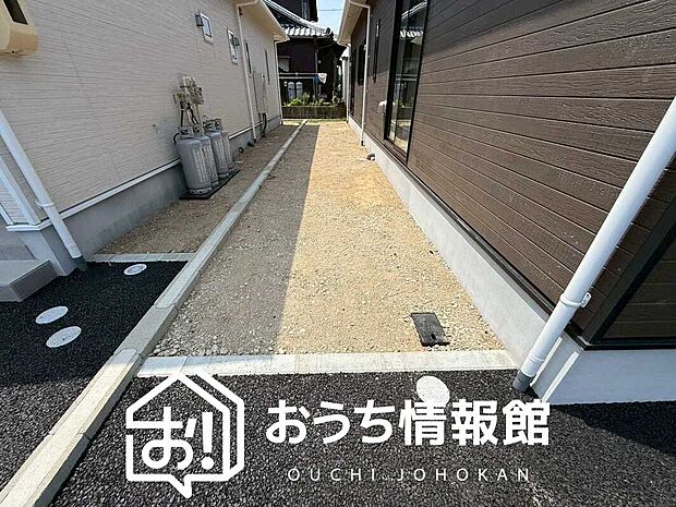【現地写真（庭）３号地】軽くて火災に強い屋根材を採用し、地震時の建物への負担や揺れを軽減しています。