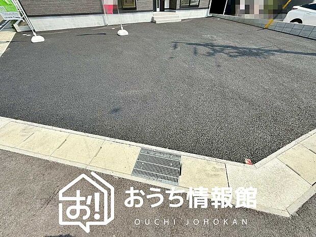 【現地写真（駐車場）】駐車スペースが広く、運転が苦手な方も安心です。