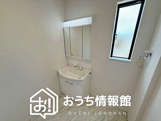 【洗面台・洗面所】鏡の両サイドは、必要なものを取出しやすく、大きな鏡面で朝の準備も快適。
使いやすいリフトアップ機能付きのシングルレバーシャワー水栓付です。
