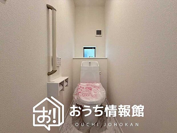 【トイレ】汚れてもサッとひと拭きでお手入れ簡単、エコ仕様の温水洗浄便座付きのトイレです。
バリアフリーにも配慮しています。
