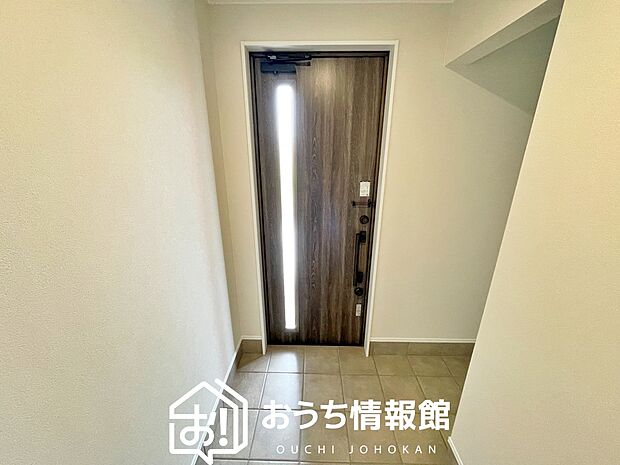 【現地写真（玄関）】玄関には、大型のシューズ収納を設置しています。