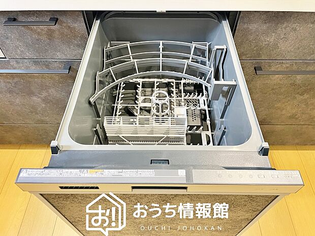 【食器洗い乾燥機】食後の時間にゆとりを与えてくれる食器洗い乾燥機。
操作ボタンも上面にあるので、腰をかがめずに操作ができラクラクです。
