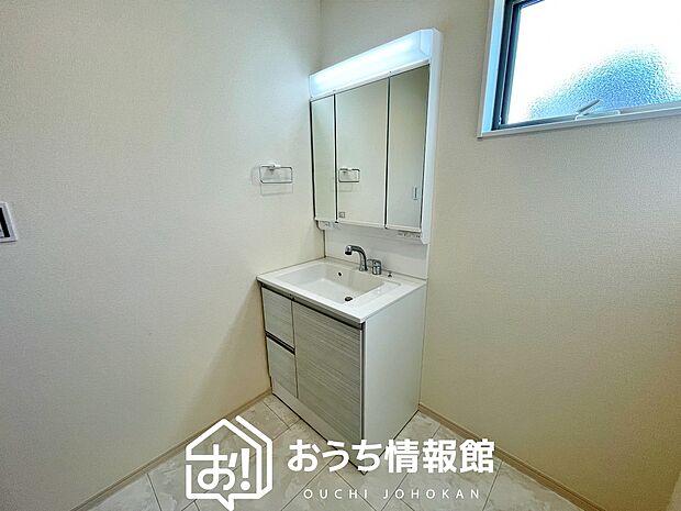 【洗面台・洗面所】鏡の両サイドは、必要なものを取出しやすく、大きな鏡面で朝の準備も快適。
使いやすいリフトアップ機能付きのシングルレバーシャワー水栓付です。