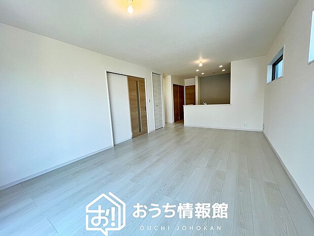 【現地写真(リビング)】フローリング材には、木目、色調など木材特有の風合いがあり、ナチュラルな美しさになっています。