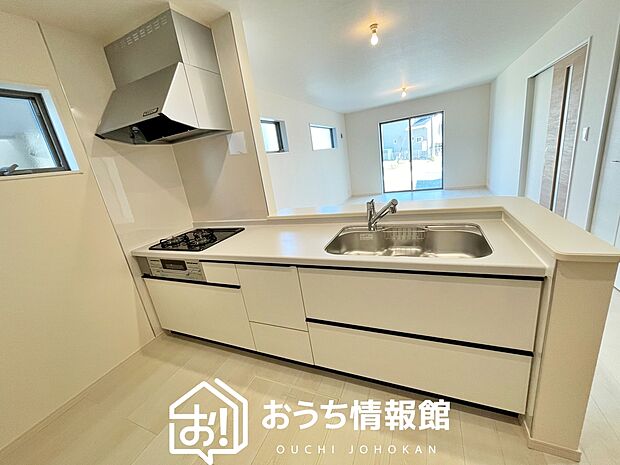 【現地写真(キッチン)】収納たっぷりのシステムキッチン、浄水器付水栓を標準装備しています。