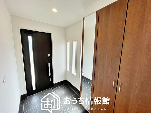 【現地写真（玄関）】玄関には、大型のシューズ収納を設置しています。