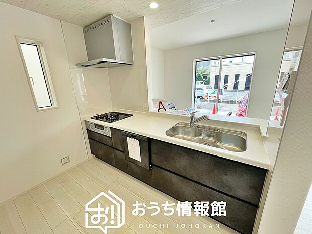 【現地写真（キッチン）】収納たっぷりのシステムキッチン、浄水器付水栓を標準装備しています。