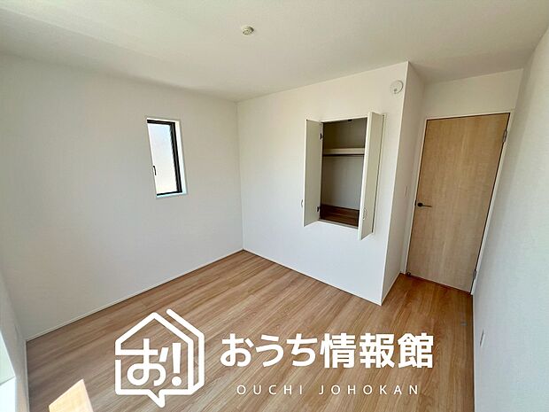 【現地写真(洋室)】木目の美しさを際立たせるシンプルデザインの建具を使用しています。