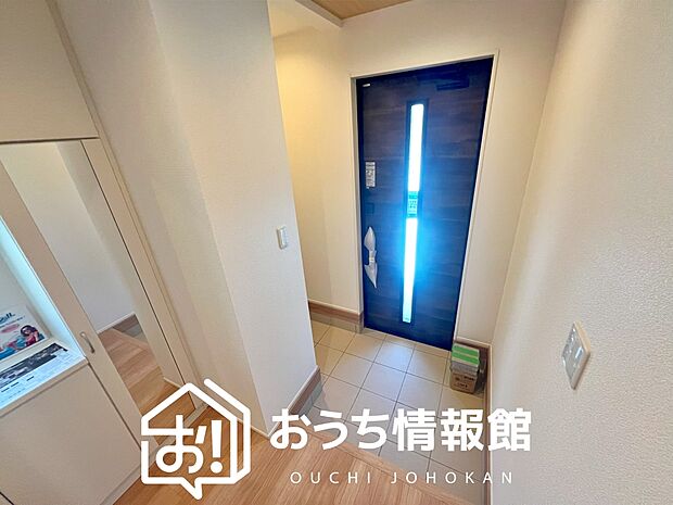 【現地写真(玄関)】玄関には、大型のシューズ収納を設置しています。