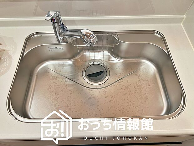 【浄水器内臓ハンドシャワー付シンク】広々とした凸型シンクに洗剤ポケットを標準装備。すっきり収納できます。
また、蛇口の先端に浄水器を内蔵しているため場所をとりません。