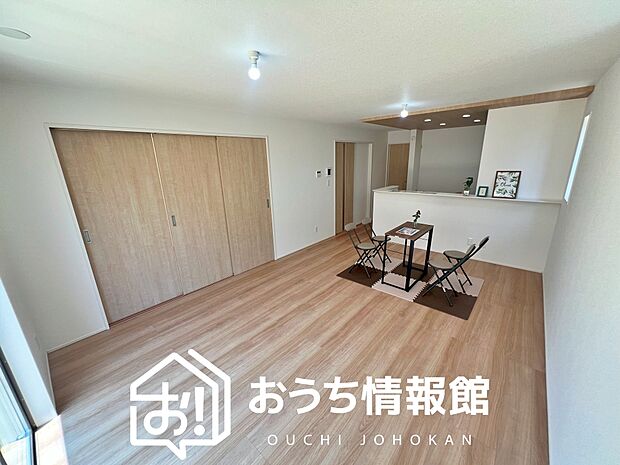 【現地写真(リビング)】フローリング材には、木目、色調など木材特有の風合いがあり、ナチュラルな美しさになっています。