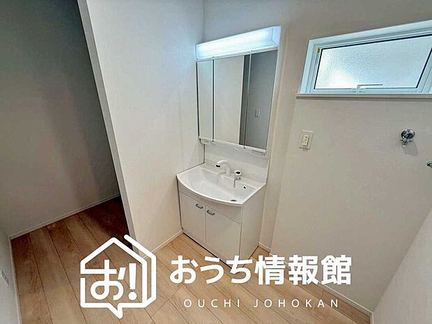 【洗面台・洗面所】鏡の両サイドは、必要なものを取出しやすく、大きな鏡面で朝の準備も快適。
使いやすいリフトアップ機能付きのシングルレバーシャワー水栓付です。