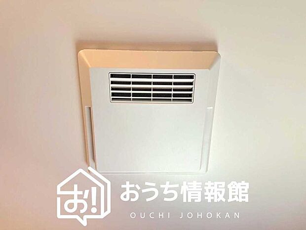 【浴室暖房換気乾燥機】サイドブロー機能で、乾燥効率アップです。
サイドに吹き出しを搭載することにより浴室内を端まで循環する気流ができ、さらに省エネ性能がアップします。