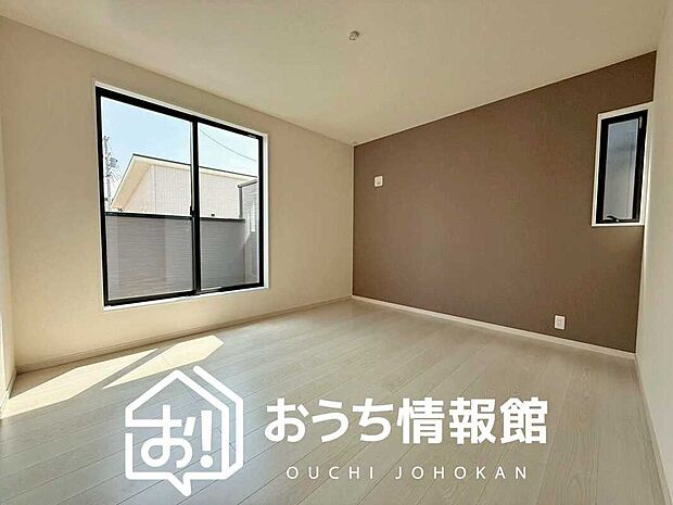 【現地写真（洋室）】木目の美しさを際立たせるシンプルデザインの建具を使用しています。