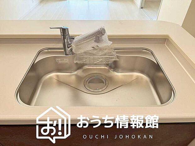 【浄水器内臓ハンドシャワー付シンク】広々とした凸型シンクに洗剤ポケットを標準装備。すっきり収納できます。
また、蛇口の先端に浄水器を内蔵しているため場所をとりません。