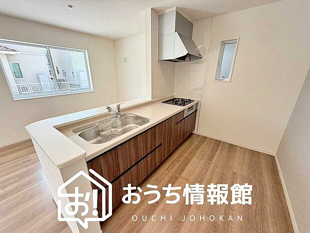 【現地写真（キッチン）】収納たっぷりのシステムキッチン、浄水器付水栓を標準装備しています。