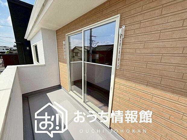 【バルコニー】奥行きが広く、洗濯物をゆったりと干せる十分な広さで、家族の洗濯も捗ります。