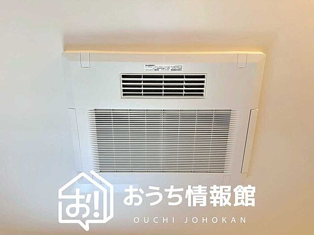 【浴室暖房換気乾燥機】サイドブロー機能で、乾燥効率アップです。
サイドに吹き出しを搭載することにより浴室内を端まで循環する気流ができ、さらに省エネ性能がアップします。