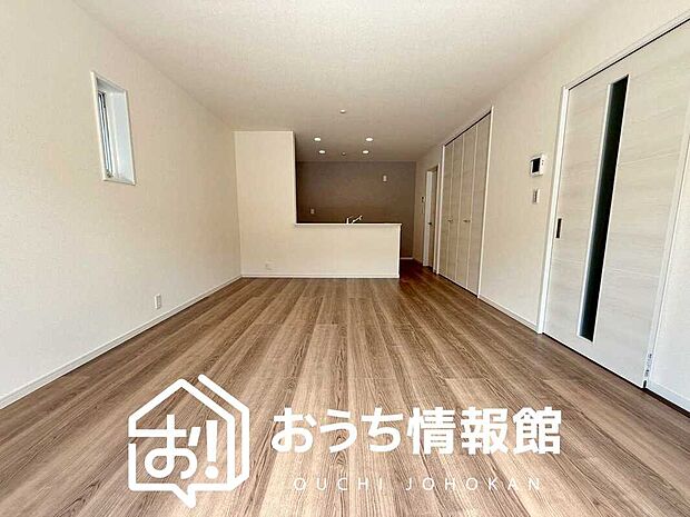 【現地写真（リビング）】フローリング材には、木目、色調など木材特有の風合いがあり、ナチュラルな美しさになっています。