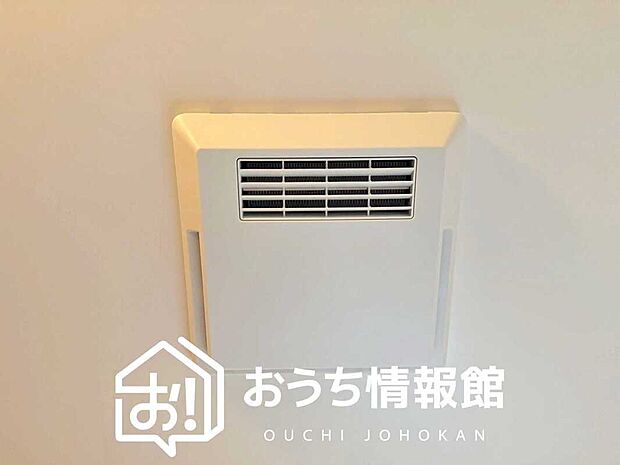 【浴室暖房換気乾燥機】サイドブロー機能で、乾燥効率アップです。
サイドに吹き出しを搭載することにより浴室内を端まで循環する気流ができ、さらに省エネ性能がアップします。