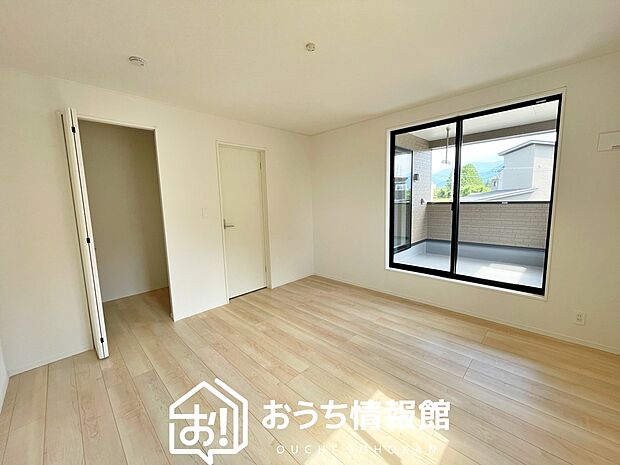 【現地写真（寝室）】木目の美しさを際立たせるシンプルデザインの建具を使用しています。